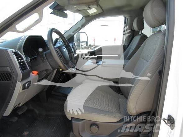 Ford F550 Вантажівки-платформи/бокове розвантаження