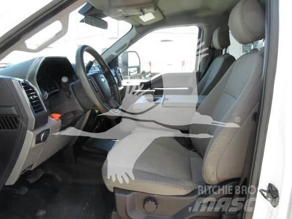 Ford F550 Вантажівки-платформи/бокове розвантаження