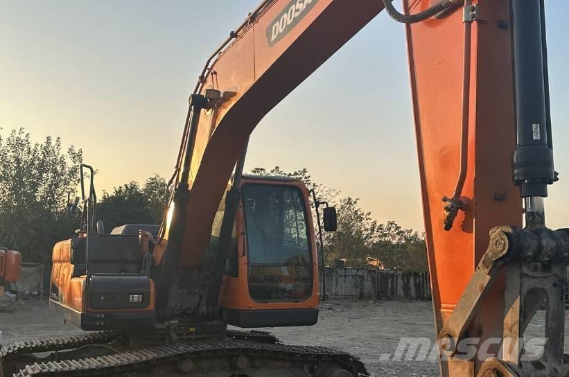 Doosan DX220 Гусеничні екскаватори