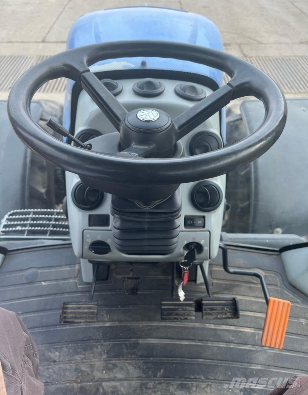 New Holland T8040 Трактори