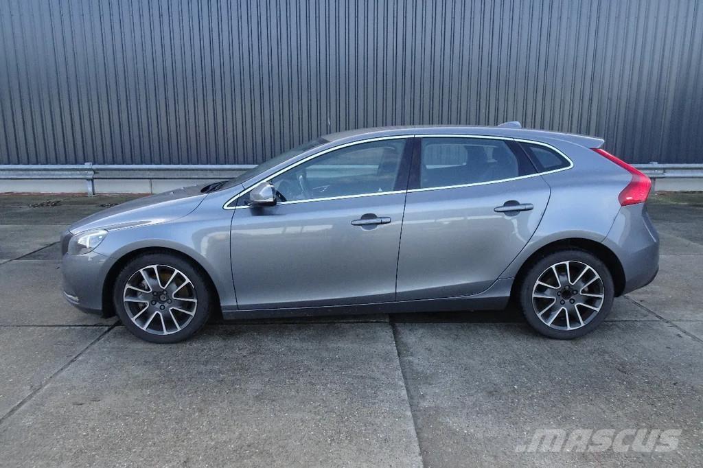 Volvo V40 . Автомобілі