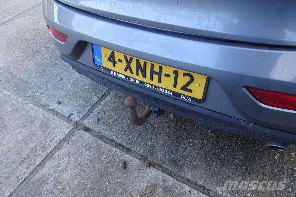 Volvo V40 . Автомобілі