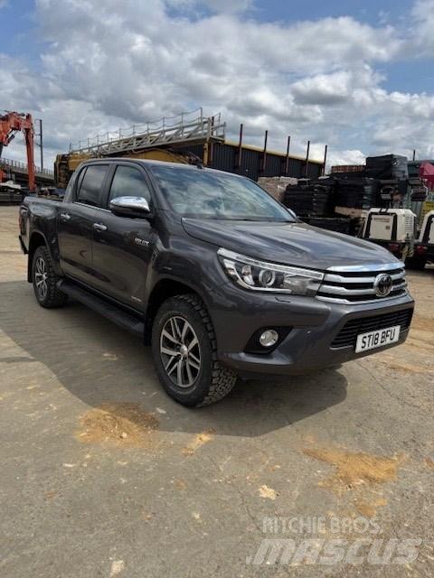 Toyota Hilux Пікапи / Бічне розвантаження