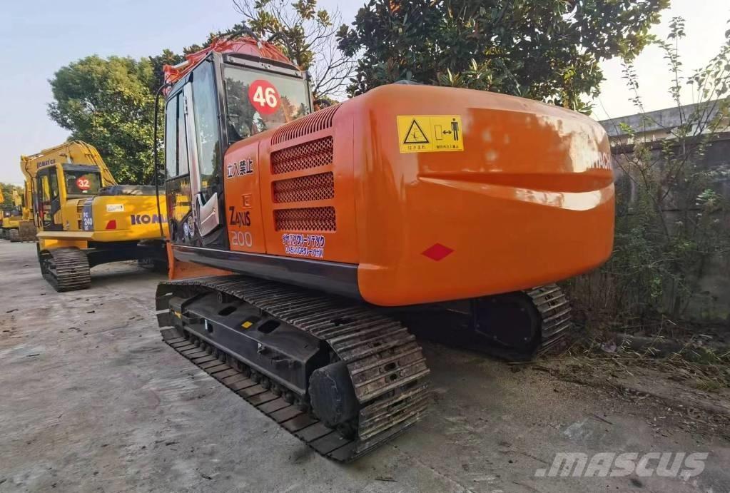 Hitachi ZX 200 Гусеничні екскаватори