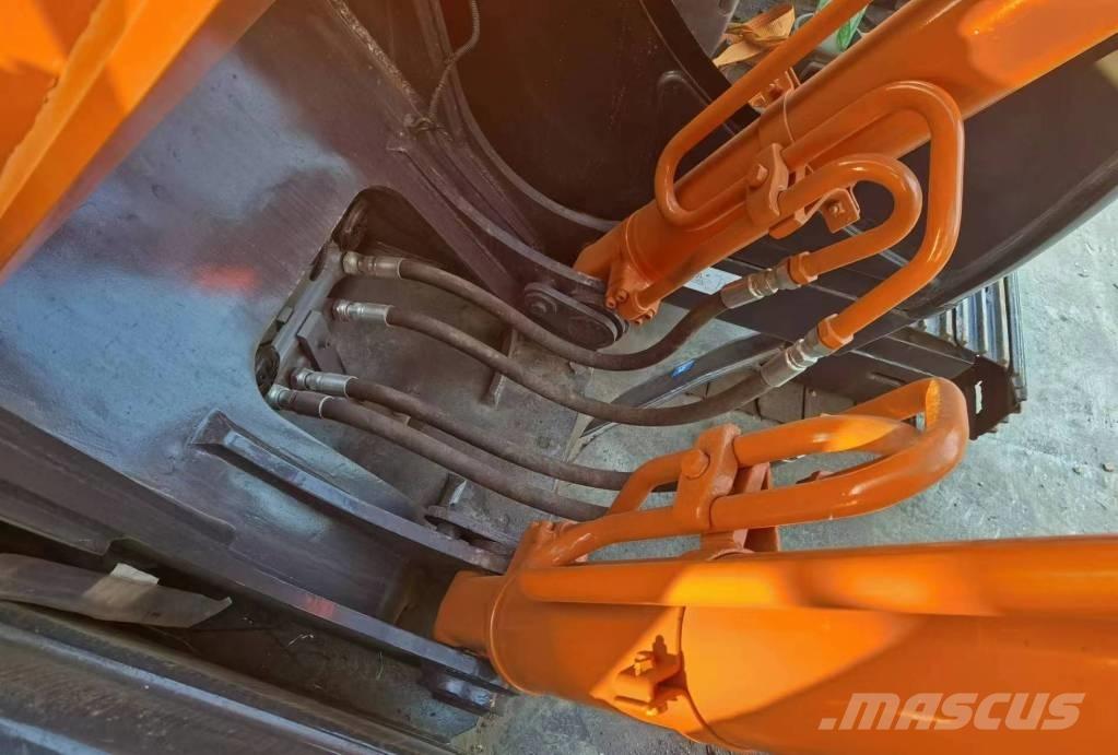 Hitachi ZX 200 Гусеничні екскаватори