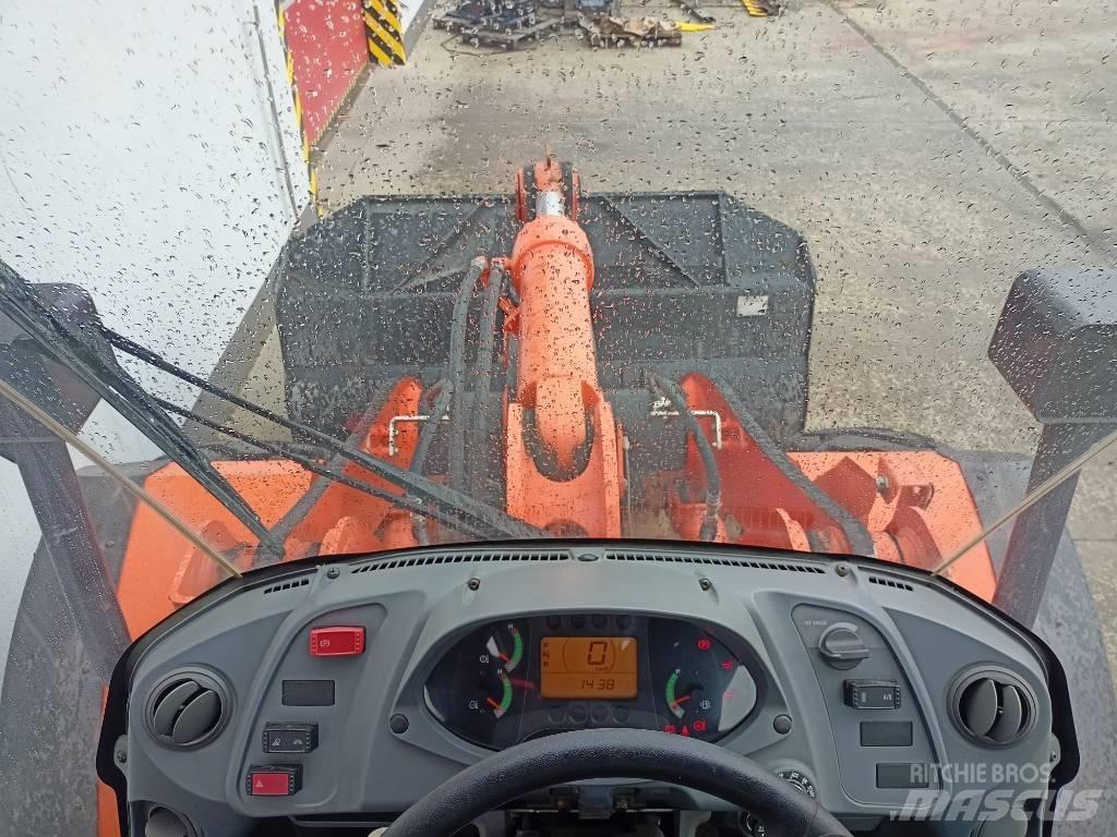 Hitachi ZW150 Фронтальні навантажувачі