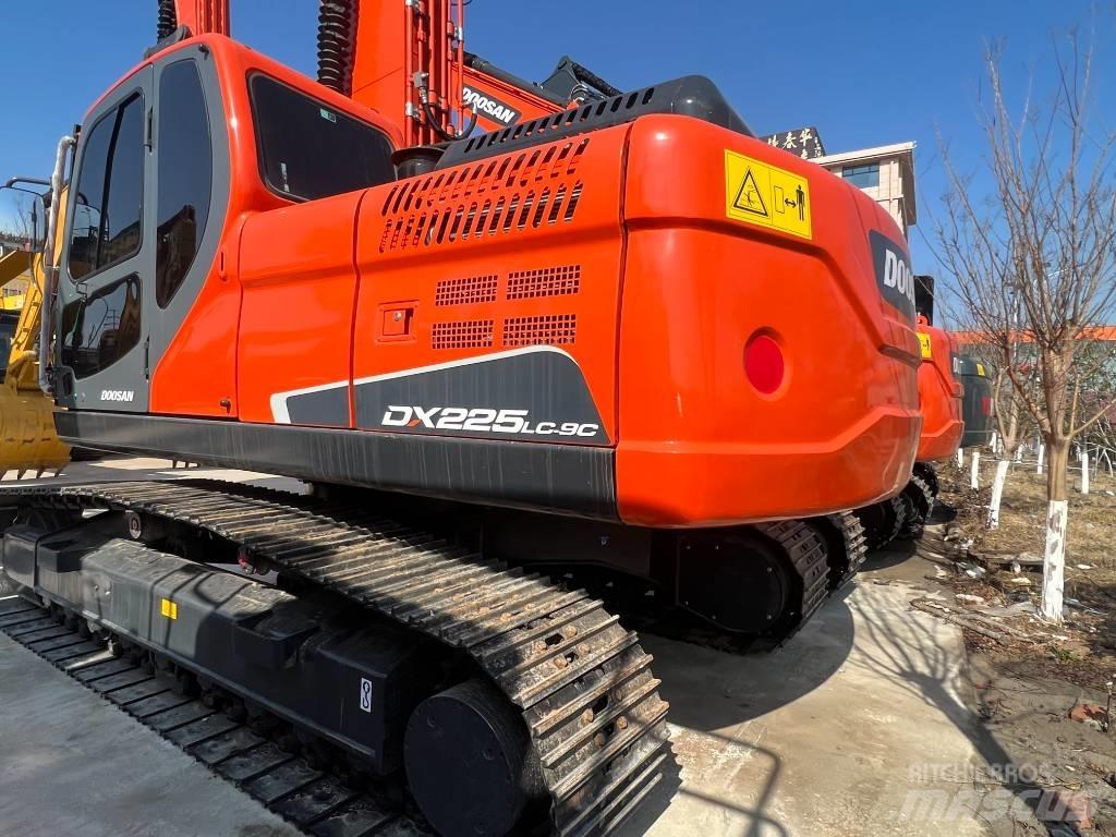 Doosan DX 225 Гусеничні екскаватори
