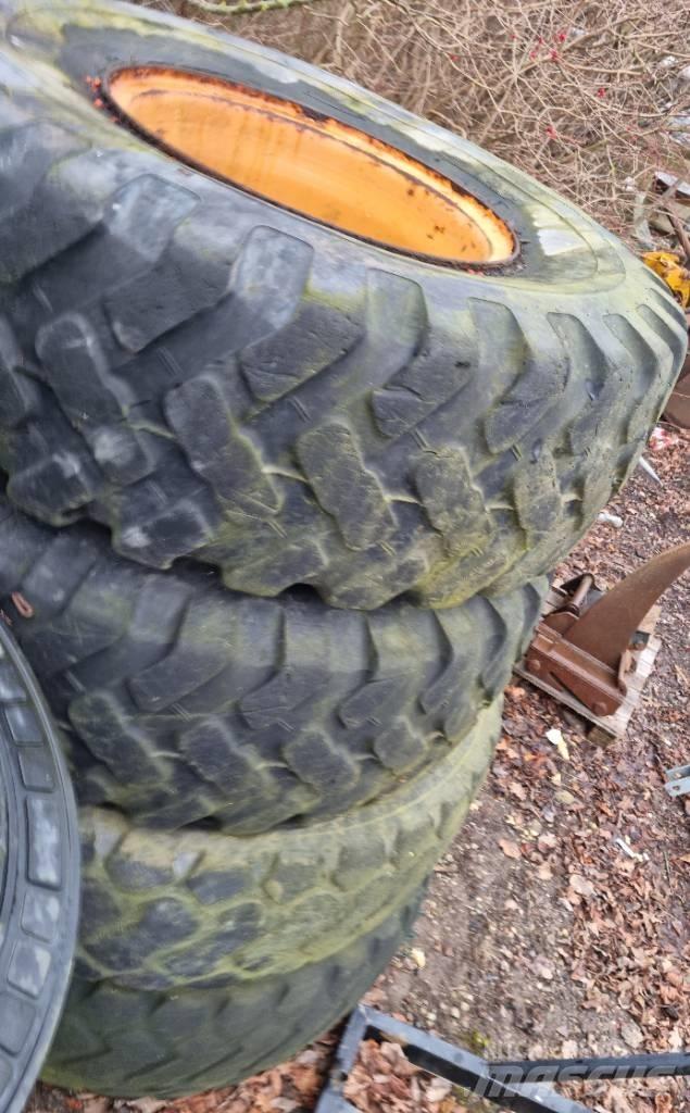  Dæk og fælg Case 721 Фронтальні навантажувачі