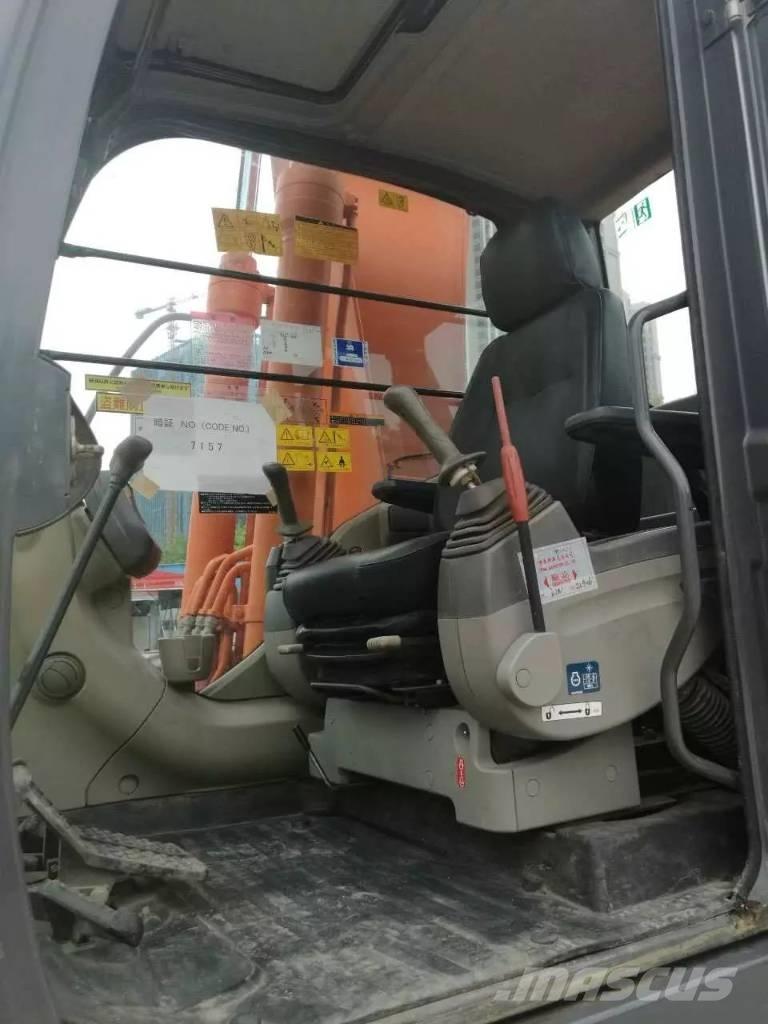Hitachi ZX 200 Гусеничні екскаватори
