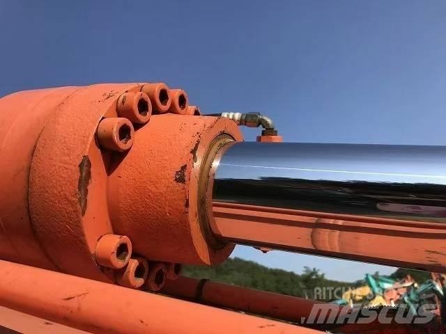 Hitachi ZX 200 Гусеничні екскаватори