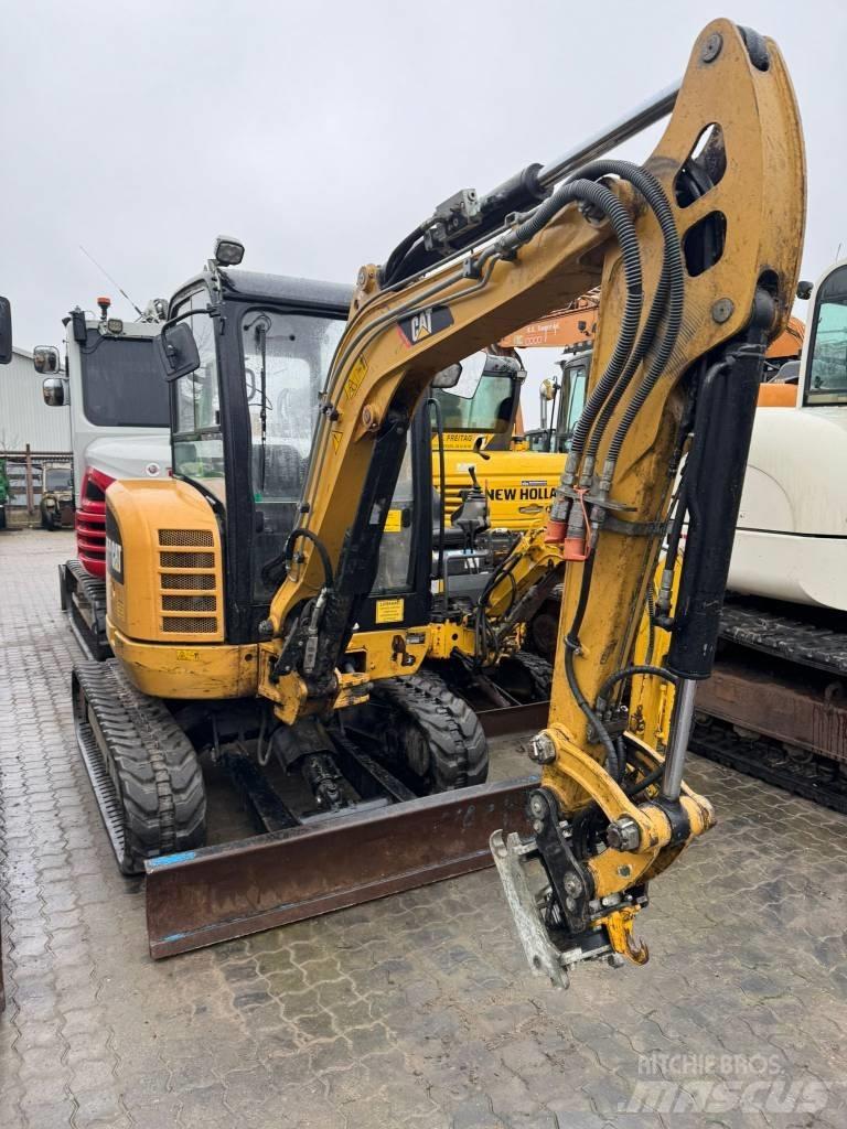 CAT 302.7 D Міні-екскаватори < 7т