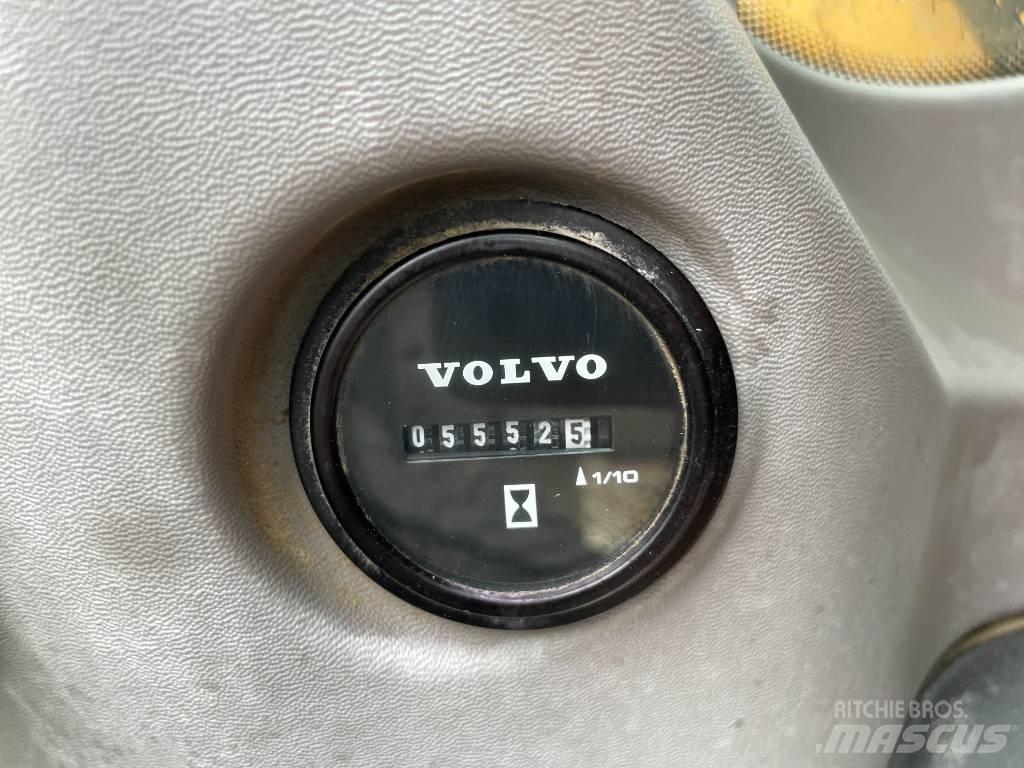 Volvo ECR 235 Гусеничні екскаватори
