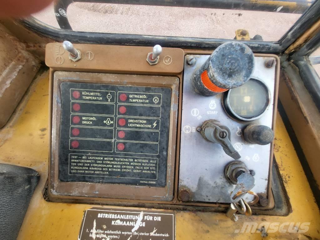 CAT 943 Гусеничні вантажники