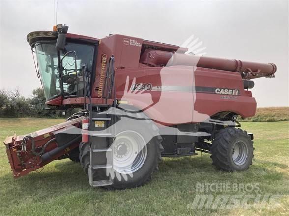 Case IH 8240 Зернозбиральні комбайни