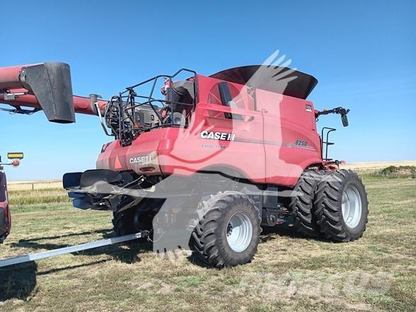 Case IH 8250 Зернозбиральні комбайни