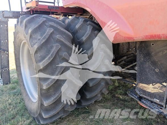 Case IH 8250 Зернозбиральні комбайни