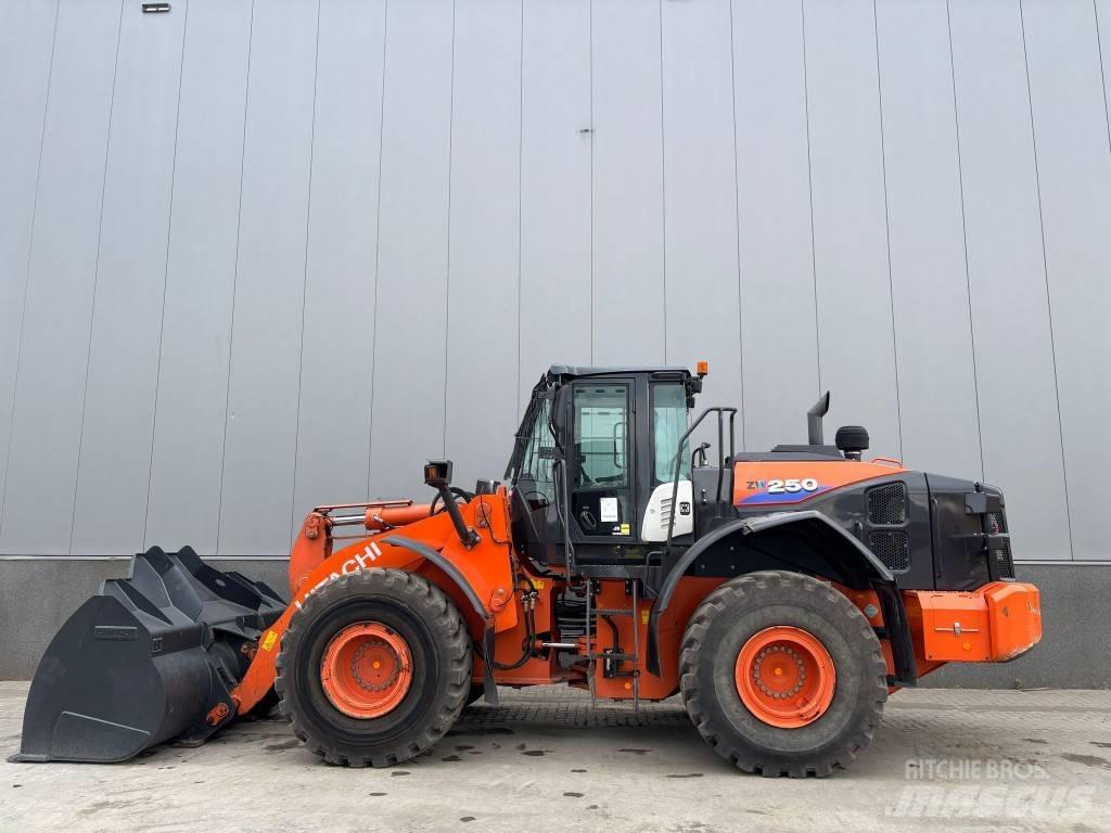 Hitachi ZW 250-6 Фронтальні навантажувачі