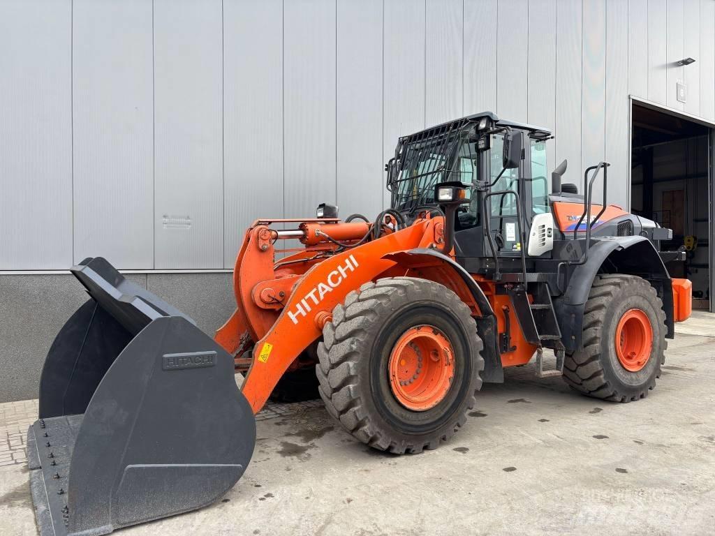 Hitachi ZW 250-6 Фронтальні навантажувачі