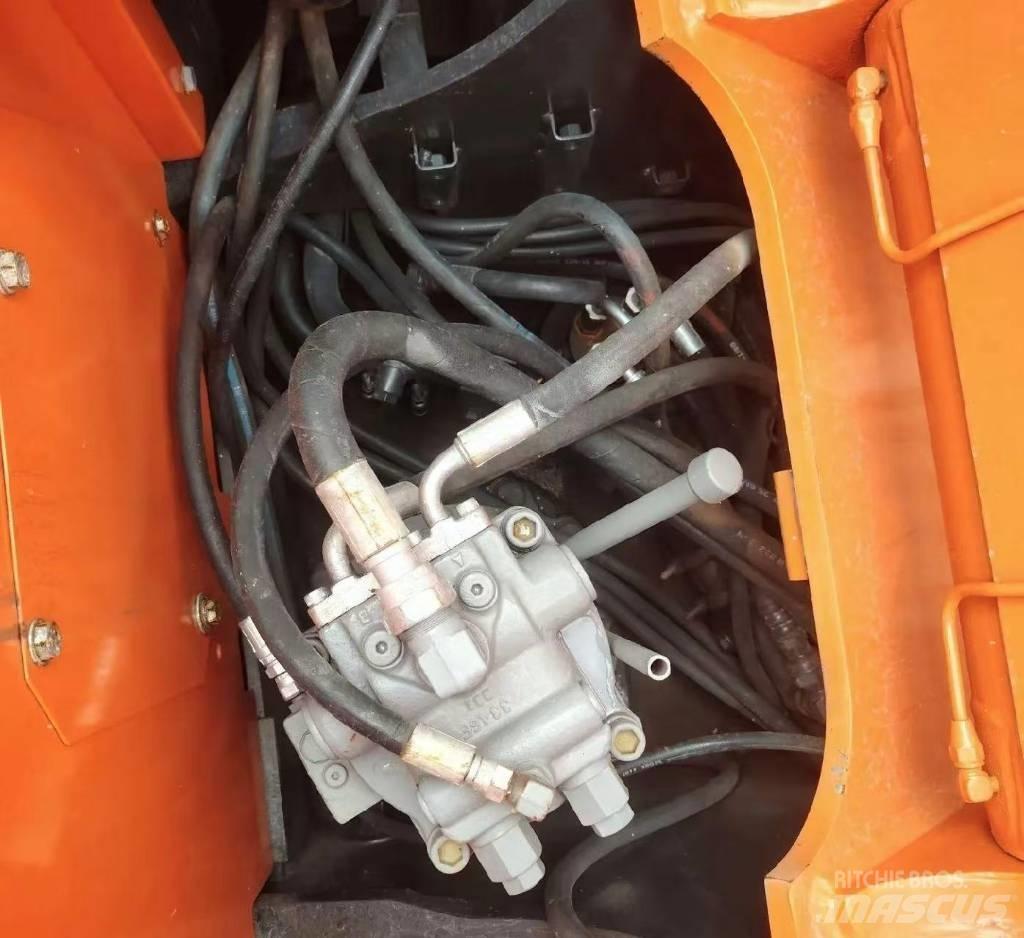 Hitachi 135US-6 Гусеничні екскаватори