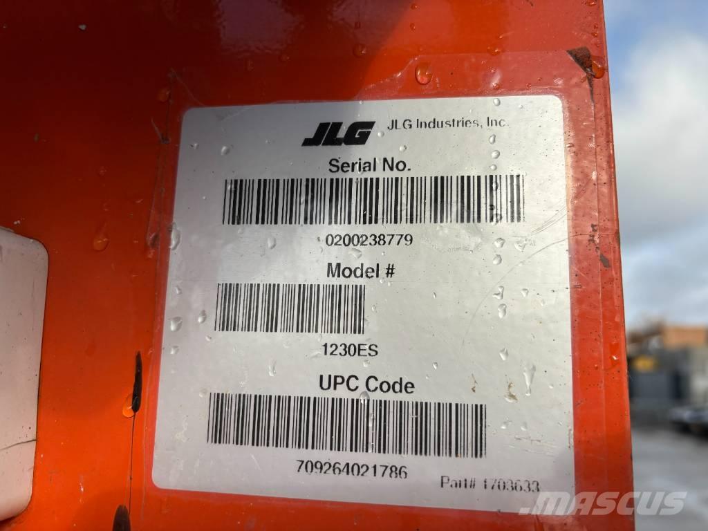 JLG 1230ES Вертикальні щоглові підйомники