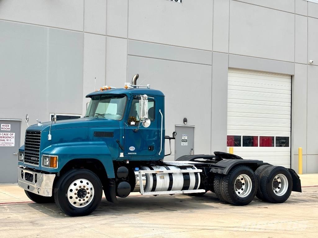 Mack Pinnacle Тягачі