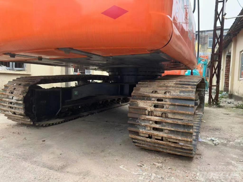 Hitachi ZX 210 Гусеничні екскаватори