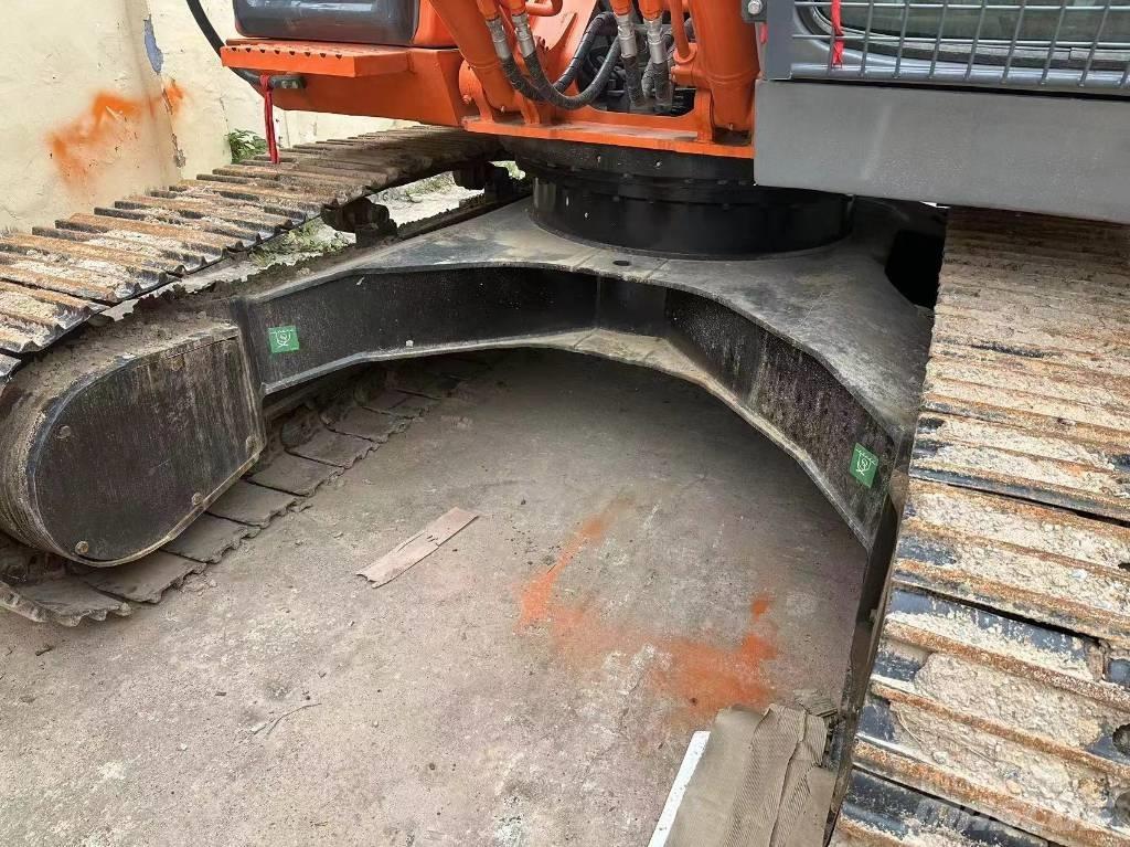 Hitachi ZX 210 Гусеничні екскаватори