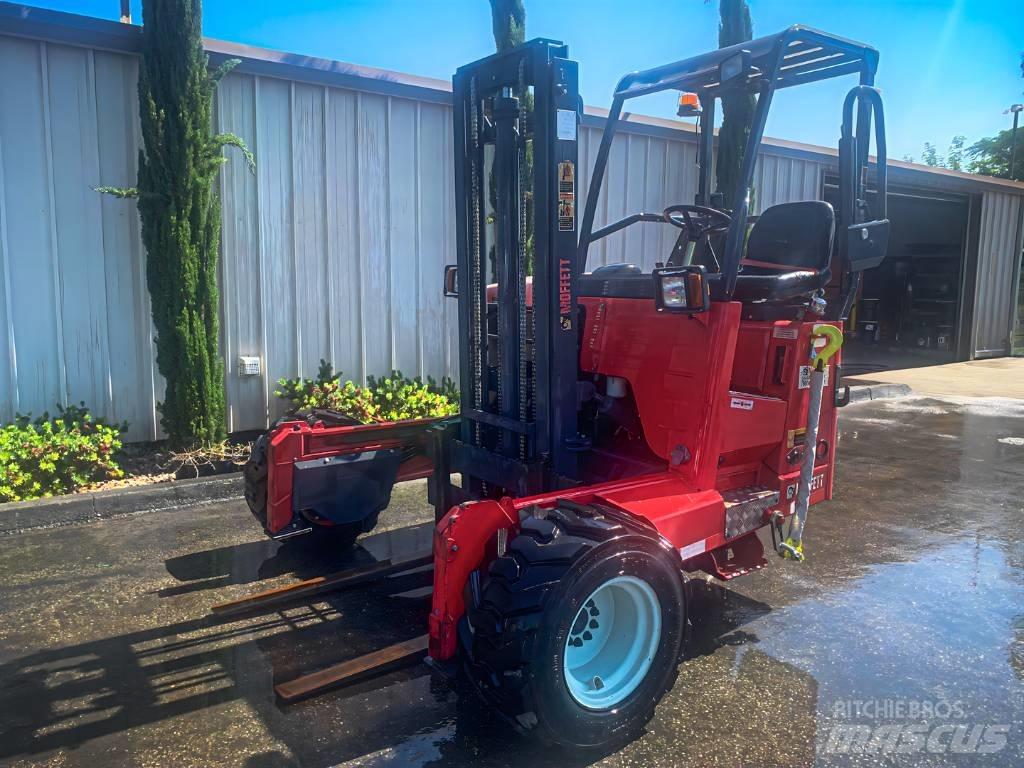 Moffett M55 Навісні вилочні підйомники для вантажівок
