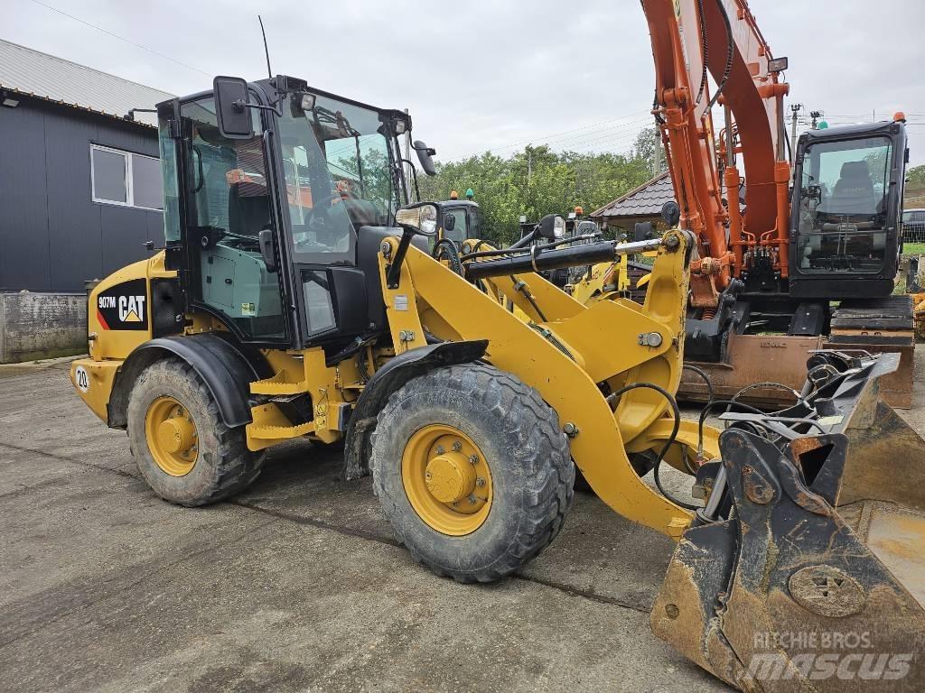 CAT 907M Фронтальні навантажувачі