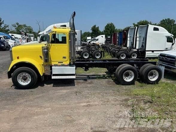 Freightliner FLD120 Шасі з кабіною