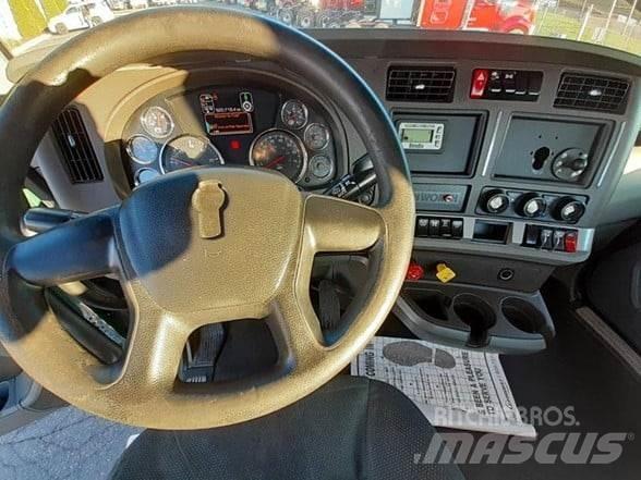 Kenworth T680 Тягачі