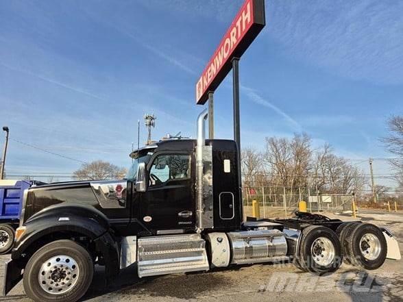 Kenworth W990 Тягачі