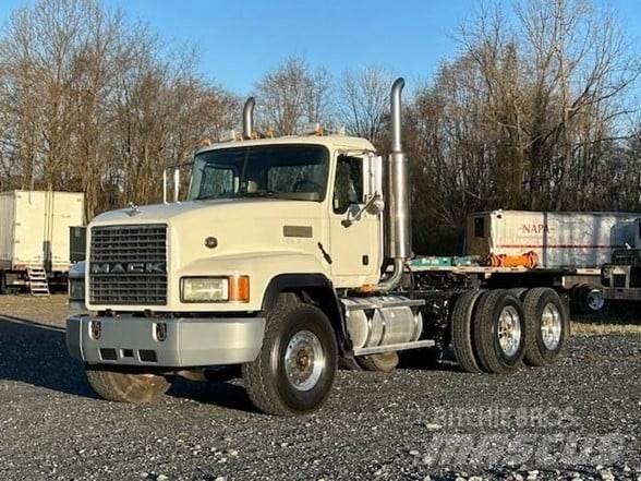 Mack CL733 Тягачі