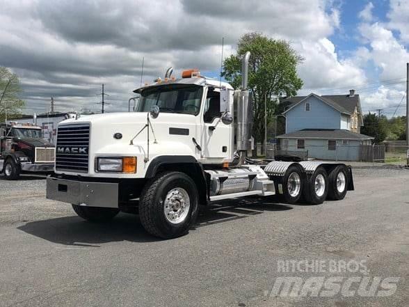 Mack CL733 Тягачі