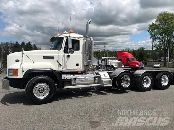 Mack CL733 Тягачі