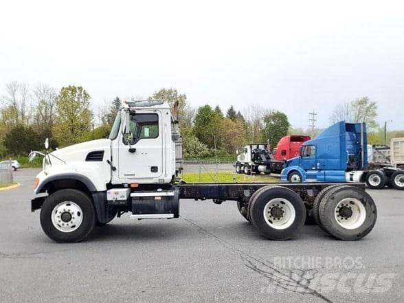 Mack GRANITE CV713 Шасі з кабіною