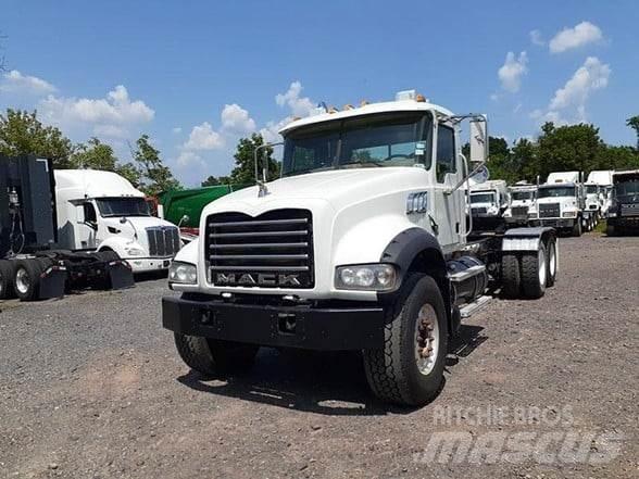 Mack GRANITE GU713 Тягачі