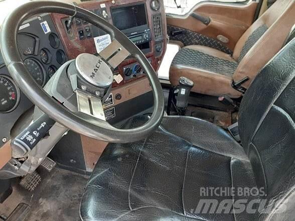 Mack GRANITE GU713 Тягачі