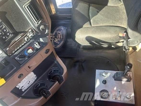 Mack GRANITE GU713 Самоскиди