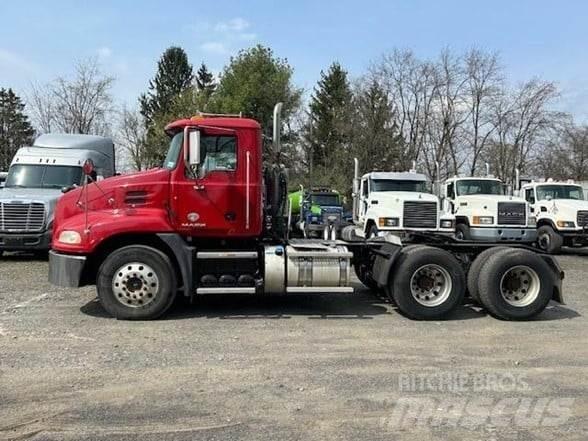 Mack PINNACLE CXU613 Тягачі