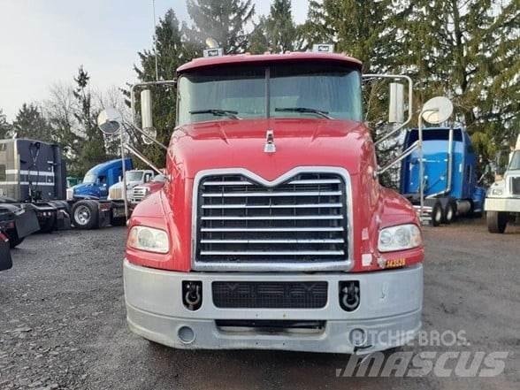 Mack PINNACLE CXU613 Тягачі