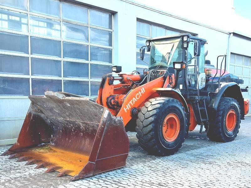 Hitachi ZW 250-6 Фронтальні навантажувачі