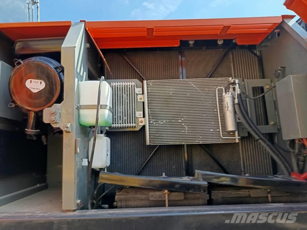 Hitachi ZX 200 Гусеничні екскаватори
