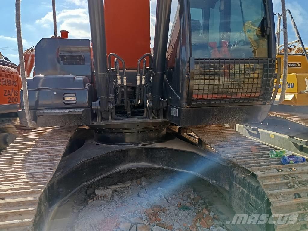 Hitachi ZX 200 Гусеничні екскаватори