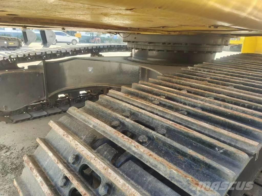 Komatsu PC 220 Гусеничні екскаватори