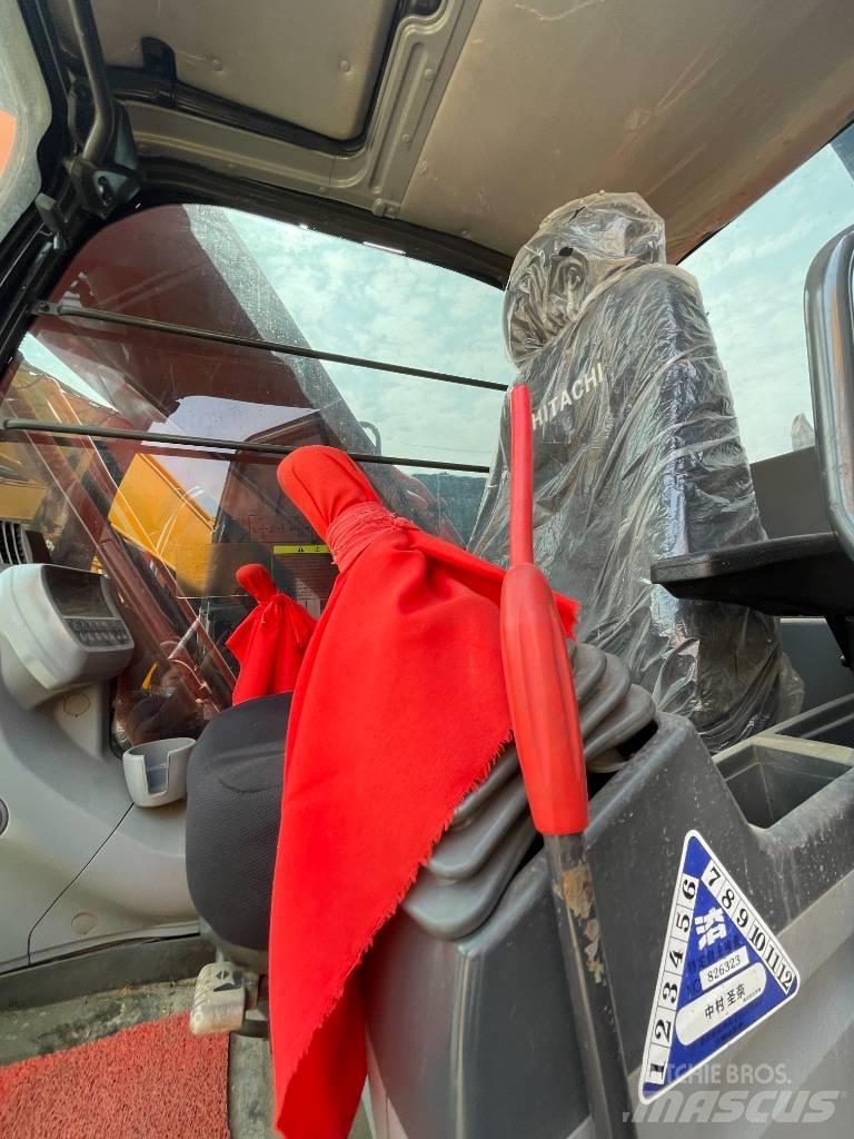 Hitachi ZX 200 Гусеничні екскаватори