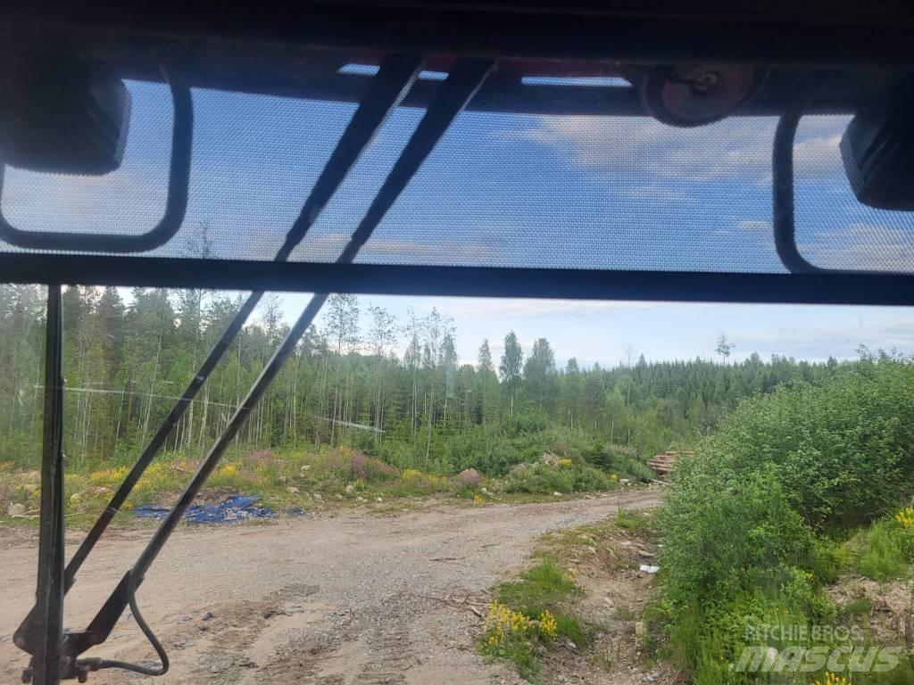 Komatsu 835 Форвардери