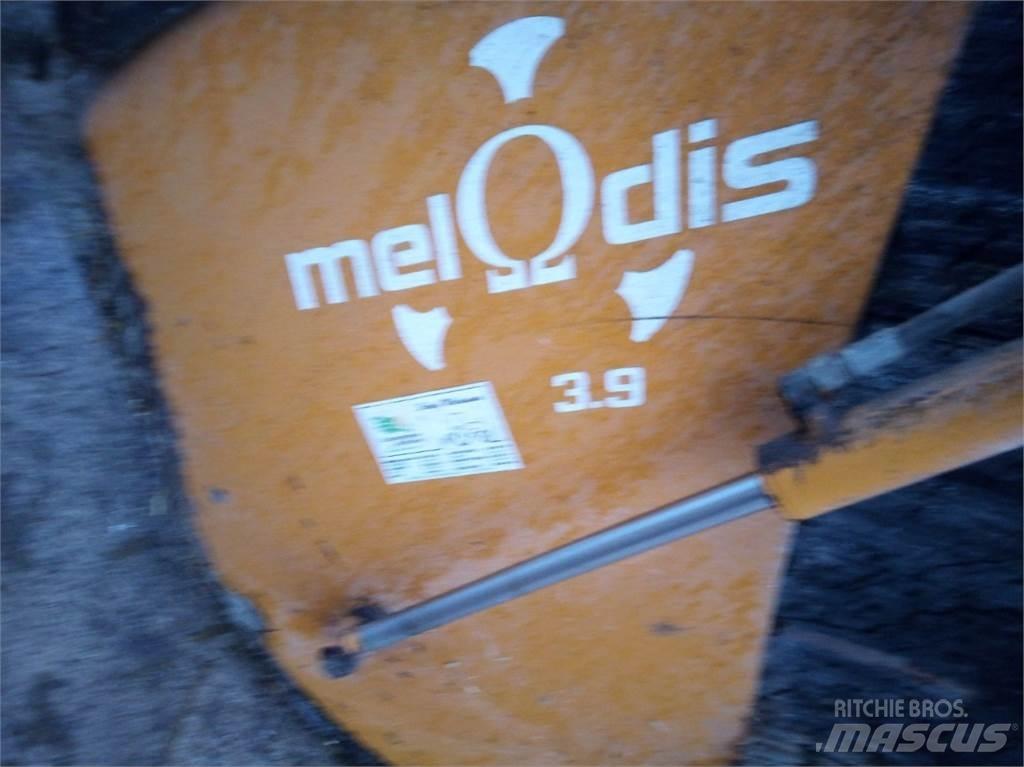 Emily Mélodie 3.9 Кормороздавачі