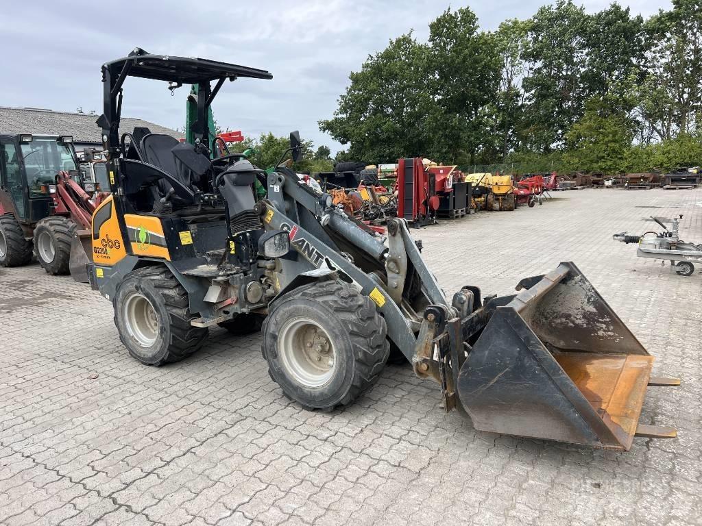 GiANT 2200E Малі навантажувачі
