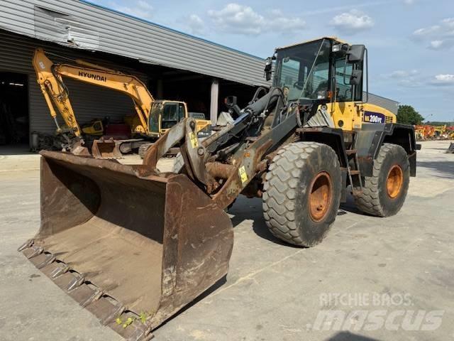 Komatsu WA 200 Фронтальні навантажувачі